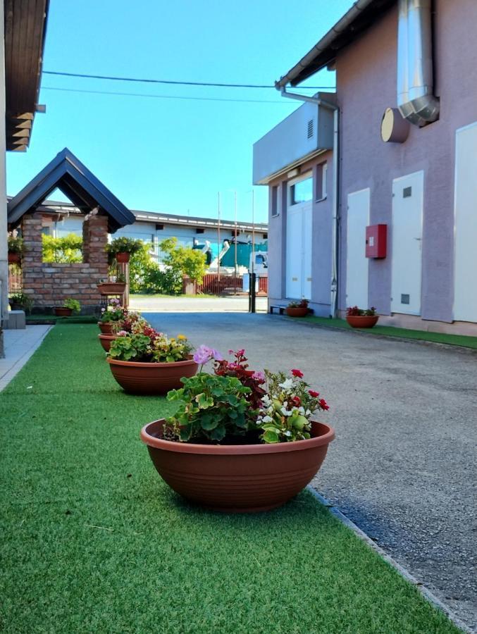 Hostel Suzzzy Novska Екстериор снимка